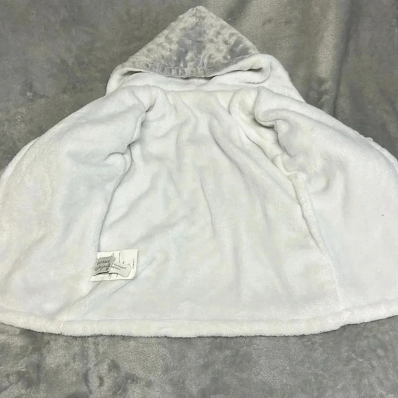Blankets & Beyond - Plush double layered Robe. Size 18  months - Picture 2 of 3